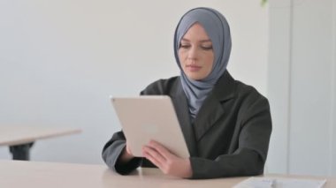 Tablet PC kullanan neşeli Müslüman İş kadını