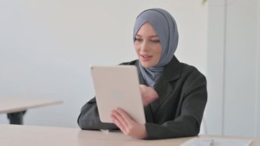 Müslüman İş kadını tarafından Tablet 'te Çevrimiçi Video Sohbeti