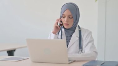 Klinikte Konuşan Müslüman Kadın Doktor