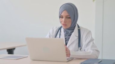 Klinikteki Laptop 'ta Müslüman Kadın Doktor' un Çevrimiçi Video Sohbeti