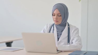 Klinikteki Laptop 'ta Müslüman Kadın Doktordan Başparmak Kaldı
