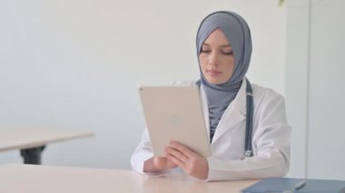 Klinikte Tablet kullanan Müslüman Kadın Doktor