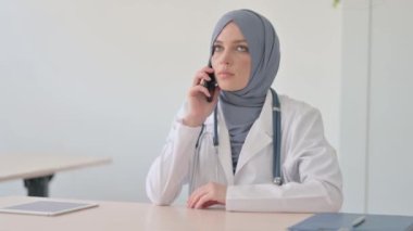 Klinikte Konuşan Müslüman Kadın Doktor
