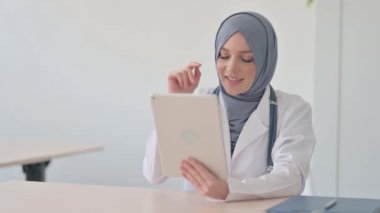 Klinikteki Müslüman Kadın Doktor 'un Tabletteki Çevrimiçi Video Sohbeti