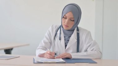 Klinikte Tıbbi Rapor Üzerinde Çalışan Müslüman Kadın Doktor