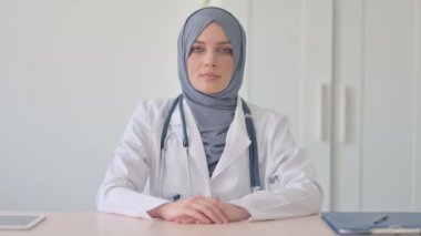 Klinikte Ciddi Müslüman Kadın Doktorun Portresi