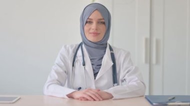Klinikte Gülümseyen Müslüman Kadın Doktor Portresi