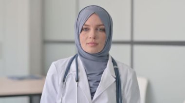 Klinikte Ciddi Müslüman Kadın Doktorun Portresi