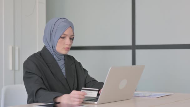 Απέτυχε Απευθείας Σύνδεση Αγορές Από Μουσουλμάνα Επιχειρηματίας Στο Φορητό Υπολογιστή — Αρχείο Βίντεο