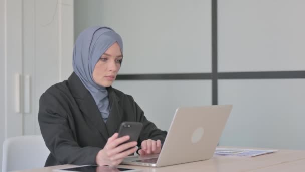 Empresaria Musulmana Que Trabaja Ordenador Portátil Uso Smartphone — Vídeos de Stock