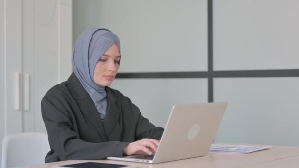 Empresaria Musulmana Sonriendo Cámara Mientras Trabaja Ordenador Portátil — Vídeos de Stock
