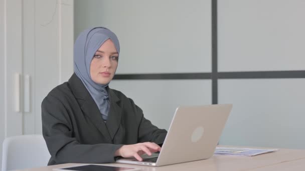 Pulgares Hacia Abajo Por Empresaria Musulmana Que Trabaja Ordenador Portátil — Vídeos de Stock
