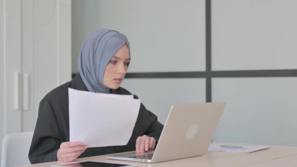 Empresaria Musulmana Celebrando Éxito Computadora Portátil Documentos Papeleo — Vídeos de Stock
