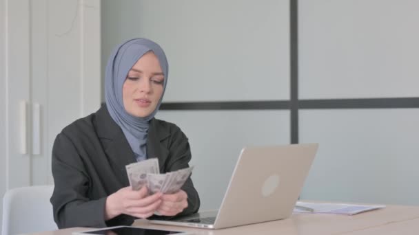 Müslüman Kadını Para Sayıyor Dolar Sayıyor — Stok video