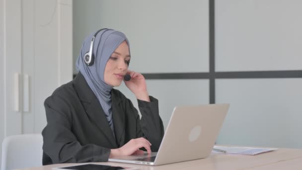 Muslimische Geschäftsfrau Mit Headset Gespräch Mit Kunden Online Call Center — Stockvideo