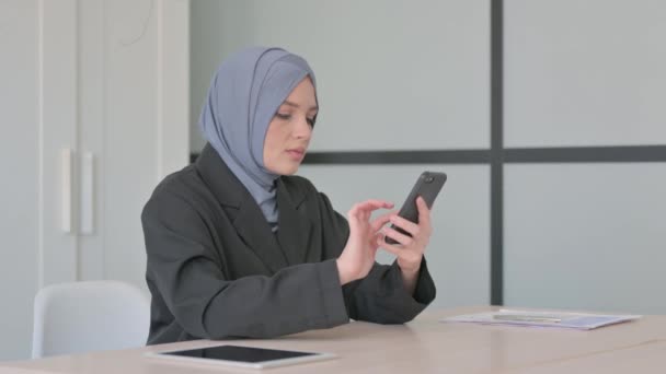 Empresaria Musulmana Celebrando Éxito Smartphone — Vídeo de stock