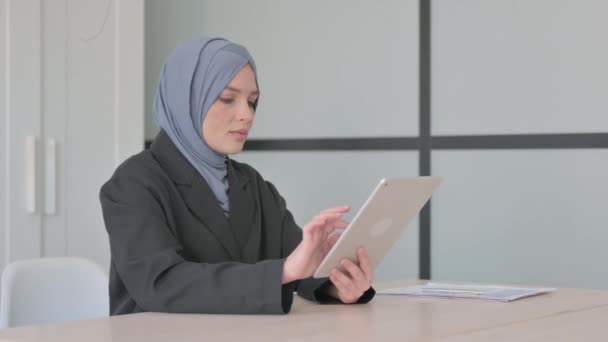 Vrolijke Moslim Zakenvrouw Met Behulp Van Tablet — Stockvideo