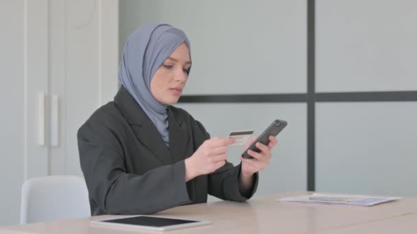 穆斯林女商人在笔记本电脑上成功的网上购物 — 图库视频影像