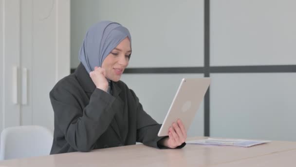 Online Video Chat Tablet Door Moslim Zakenvrouw — Stockvideo
