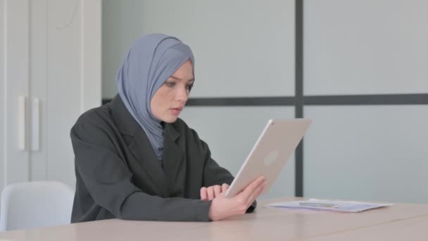 Moslim Zakenvrouw Overstuur Door Verlies Tablet — Stockvideo