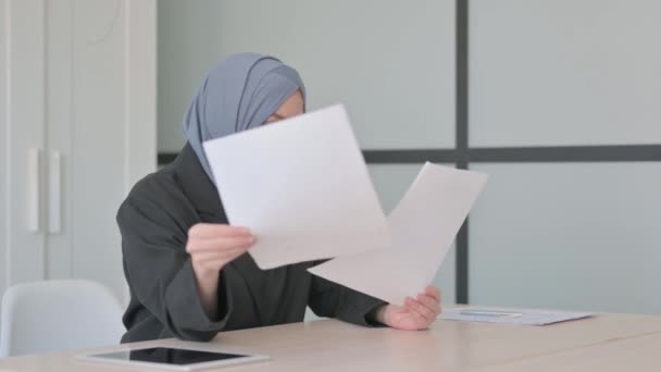 Muslimische Geschäftsfrau Feiert Und Reagiert Auf Geschäftsbericht — Stockvideo