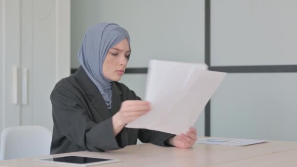 令人沮丧的穆斯林女商人对商业报告 损失的反应 — 图库视频影像