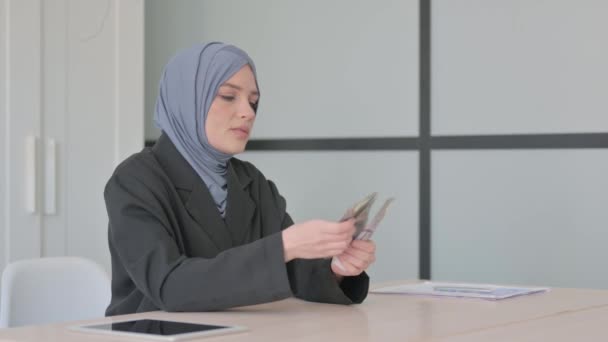 Portret Van Een Moslimzakenvrouw Die Geld Telt Dollar — Stockvideo