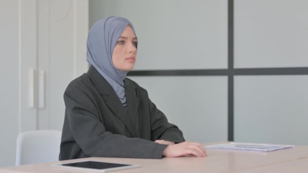 Portret Van Zieke Moslim Zakenvrouw Hoesten Kantoor — Stockvideo