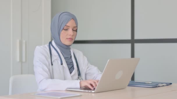 Відкидаючи Мусульманку Жінка Лікар Махає Пальцем Клініці — стокове відео