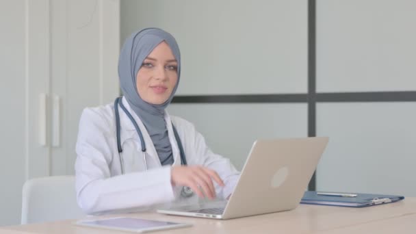 Thumbs Muslim Γυναίκα Γιατρός Στο Laptop Στην Κλινική — Αρχείο Βίντεο