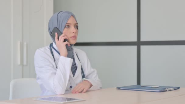 Muslimská Žena Lékař Mluví Telefonu Klinice — Stock video