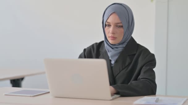 Drukke Moslim Zakenvrouw Werkt Laptop — Stockvideo