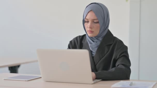背痛的穆斯林女商人在笔记本电脑上工作 — 图库视频影像