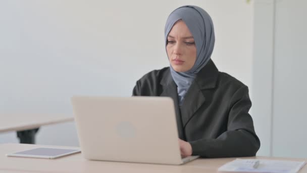 ラップトップで作業中に歯痛を持つイスラム教徒のビジネス女性 感染症 — ストック動画