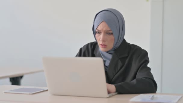 Moslim Zakenvrouw Geschokt Door Verlies Laptop — Stockvideo
