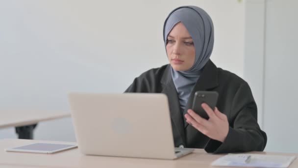 Empresaria Musulmana Que Trabaja Ordenador Portátil Uso Smartphone — Vídeo de stock