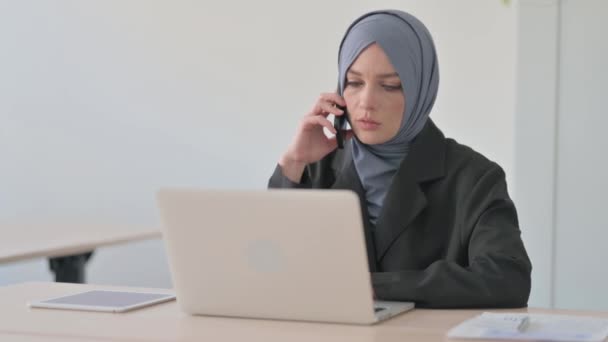 Empresaria Musulmana Hablando Por Teléfono Trabajo — Vídeo de stock