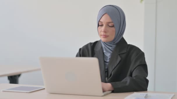 Empresaria Musulmana Trabajando Computadora Portátil Mirando Hacia Cámara — Vídeo de stock