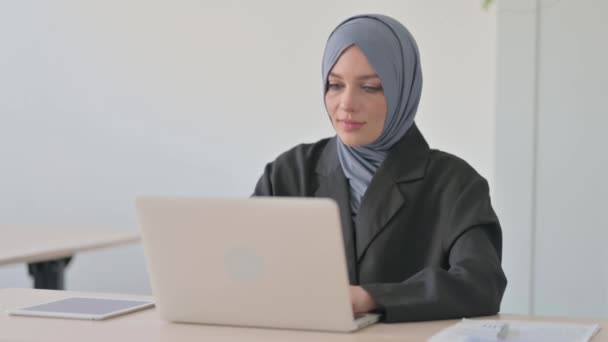 Dizüstü Bilgisayardaki Müslüman Kadınından Başparmak — Stok video