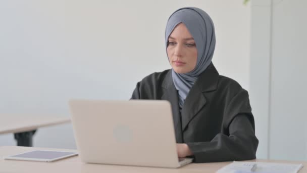 Duimen Omlaag Door Moslim Zakenvrouw Werken Laptop — Stockvideo