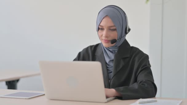 Moslim Zakenvrouw Met Headset Glimlachend Bij Camera Call Centre — Stockvideo