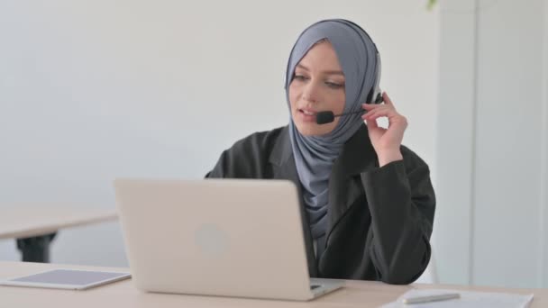 Мусульманская Предпринимательница Наушниками Разговаривает Клиентами Телефонном Центре — стоковое видео