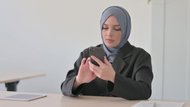 Akıllı Telefondaki Başarıyı Kutlayan Müslüman Kadını — Stok video
