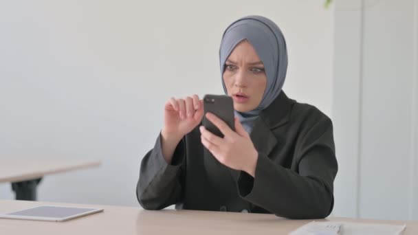 Perturbado Muçulmano Empresária Obter Chocado Smartphone — Vídeo de Stock