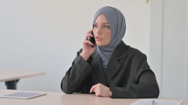 Vertoornd Moslim Zakenvrouw Schreeuwen Smartphone — Stockvideo