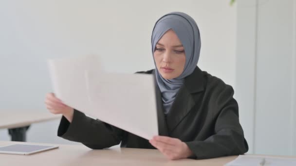 Μουσουλμάνα Επιχειρηματίας Γιορτάζει Ενώ Αντιδρά Στην Επιχειρηματική Έκθεση — Αρχείο Βίντεο
