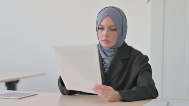 Empresaria Musulmana Leyendo Documentos Trabajo Papeleo — Vídeo de stock