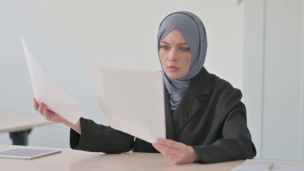 Empresaria Musulmana Trastornada Reaccionando Informe Negocios Pérdida — Vídeo de stock