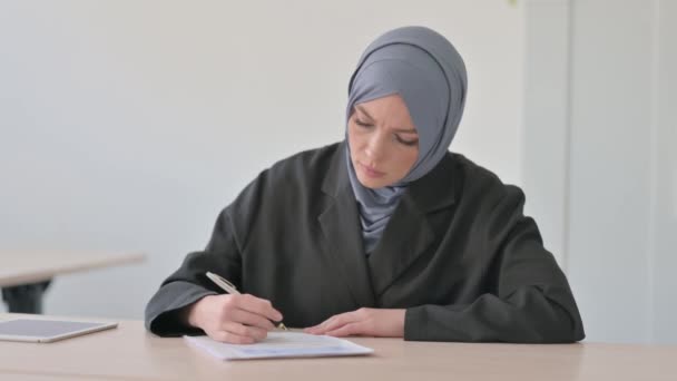 Empresária Muçulmana Fazendo Papelada Usando Smartphone — Vídeo de Stock