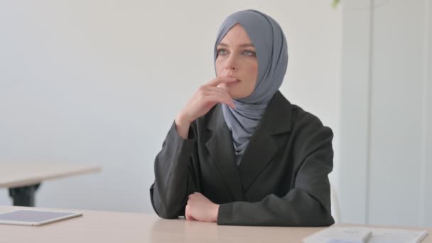 Bedachtzame Moslimzakenvrouw Denkend Aan Nieuwe Ideeën — Stockvideo